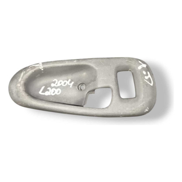 Moldura Maçaneta Interna Tras Direita L200 2004 Mr144546 - Cinza - Traseira