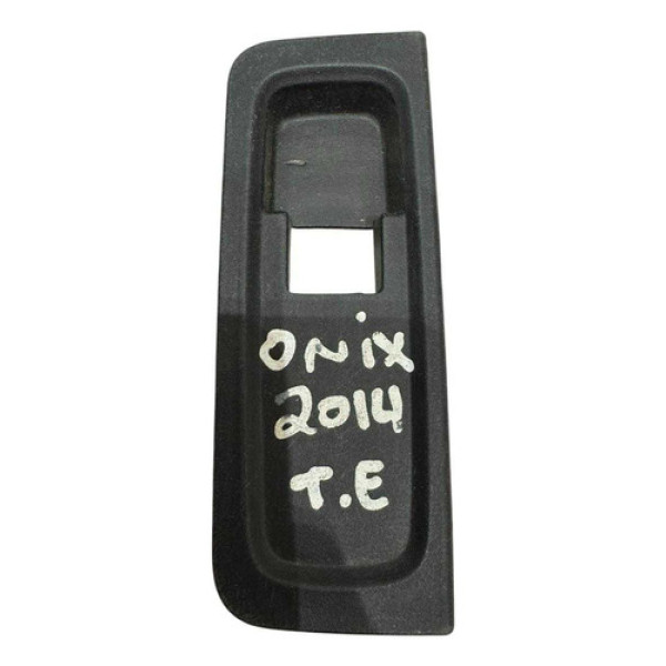 Moldura Botão Vidro Traseiro Esquerdo Gm Onix 2014 94773047